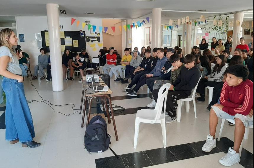 La defensora Belén Blanco con alumnos y alumnas del colegio del barrio Aeropuerto