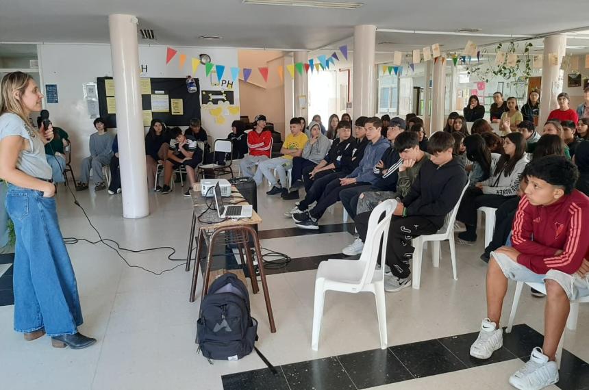 La defensora Silvina Blanco Gómez con alumnos y alumnas del colegio del barrio Aeropuerto