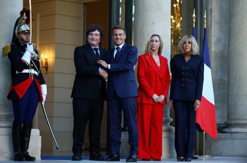 Emmanuel Macron y su esposa Brigitte Macron recibieron a Javier y Karina Milei en el Palacio Elíseo