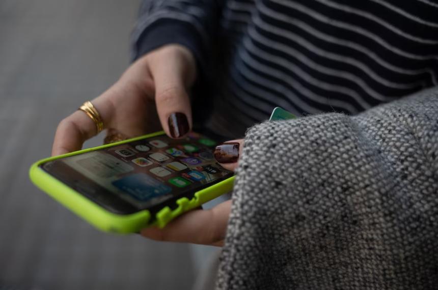 Ambas plataformas permiten hacer sonar el teléfono bloquear la pantalla o eliminar los datos de forma remota