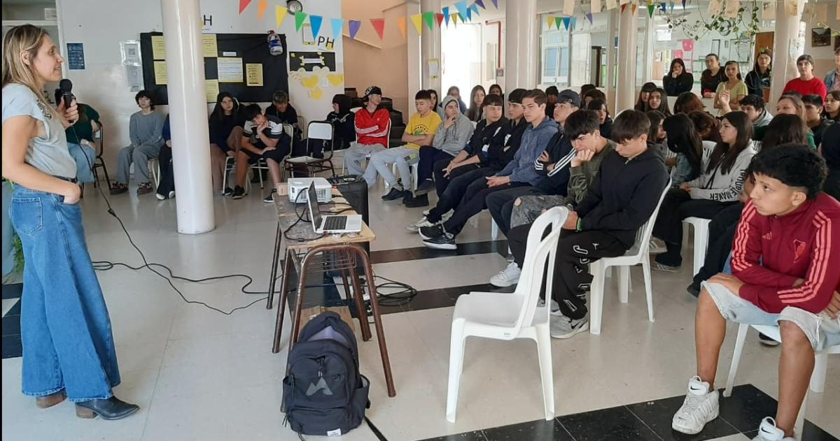 La defensora Belén Blanco con alumnos y alumnas del colegio del barrio Aeropuerto