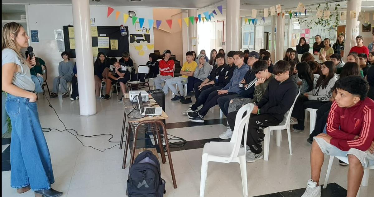La defensora Silvina Blanco Gómez con alumnos y alumnas del colegio del barrio Aeropuerto
