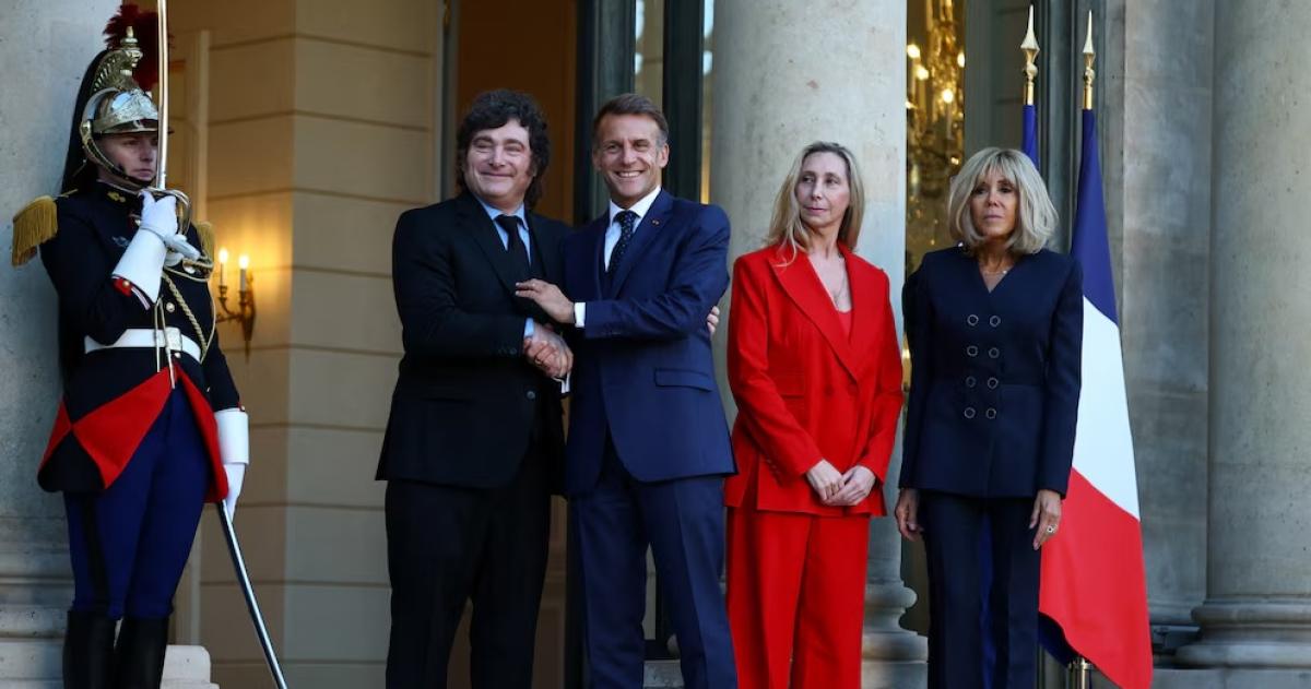 Emmanuel Macron y su esposa Brigitte Macron recibieron a Javier y Karina Milei en el Palacio Elíseo