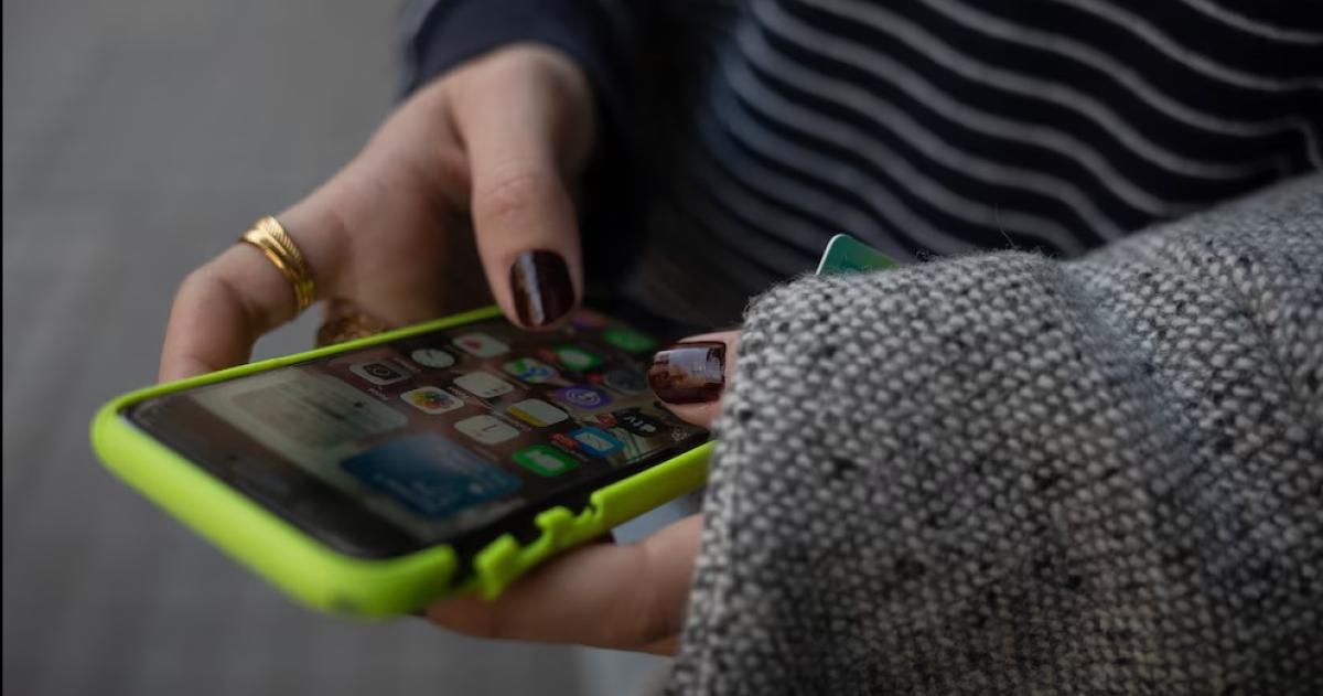 Ambas plataformas permiten hacer sonar el teléfono bloquear la pantalla o eliminar los datos de forma remota
