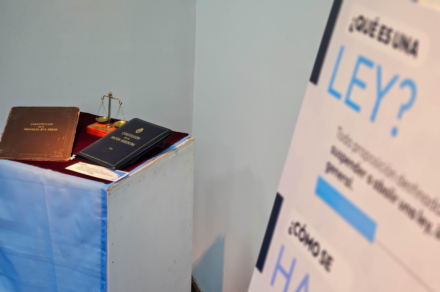 La muestra est� en la sala previa al Aula Magna de la UNLPam
