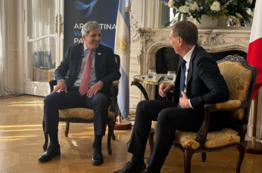 El ministro de Economía Luis Caputo y el jefe de Gabinete Diego Santilli se rien en Paris