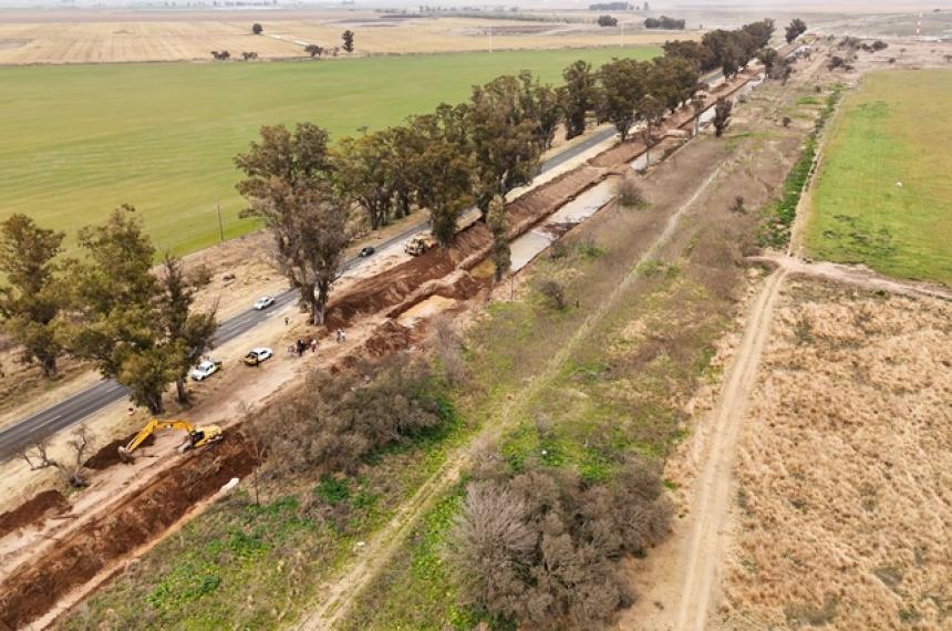 La primera etapa contempla el ensanchamiento de aproximadamente ocho kilómetros del canal que corre paralelo a la Ruta 102