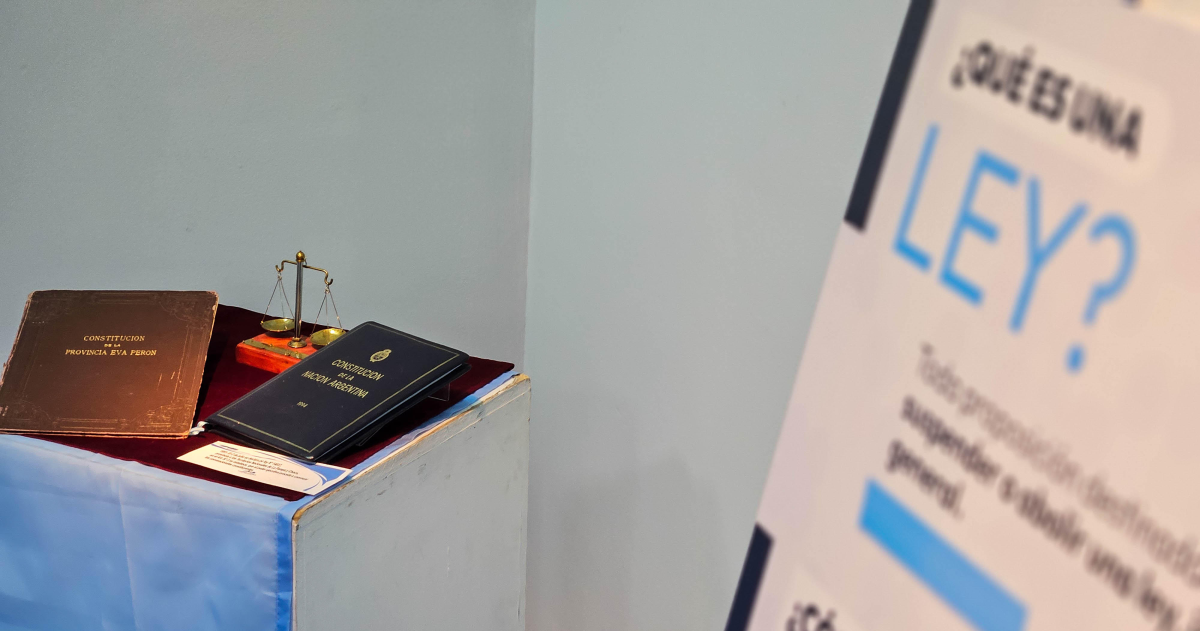 La muestra est� en la sala previa al Aula Magna de la UNLPam
