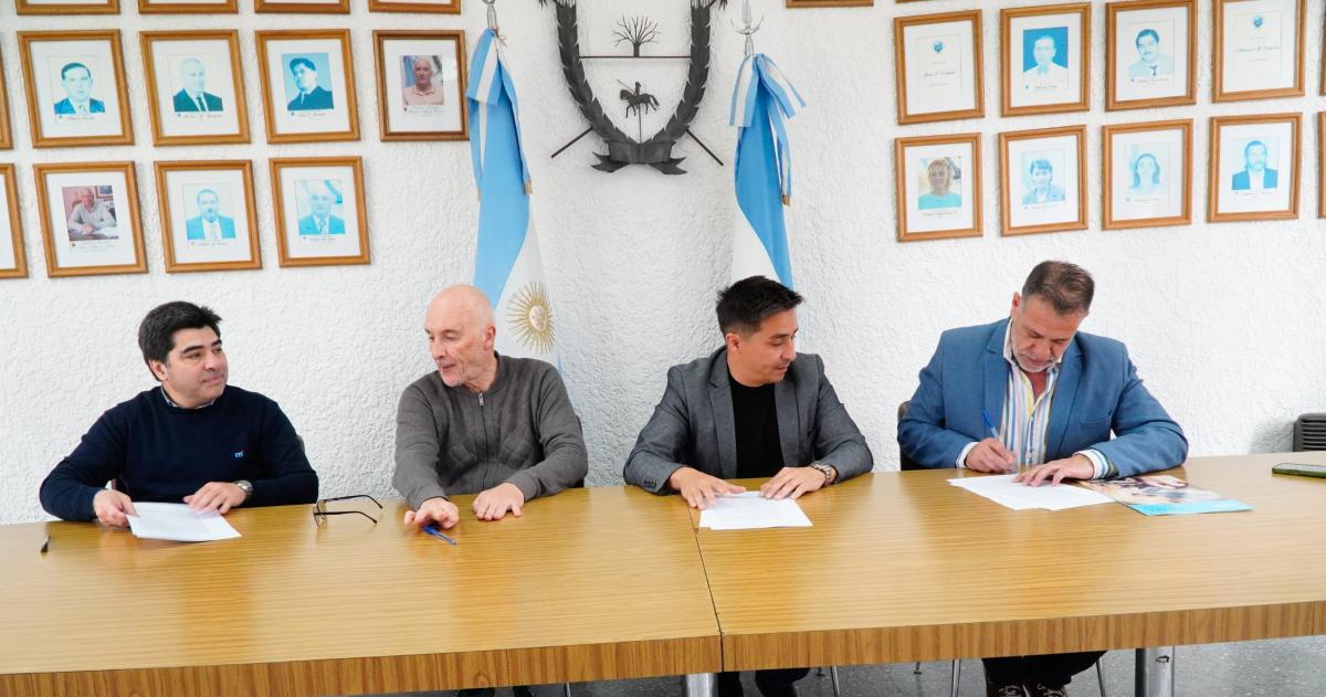 Los ministros Intronati y Fern�ndez firmaron el acuerdo con el intendente