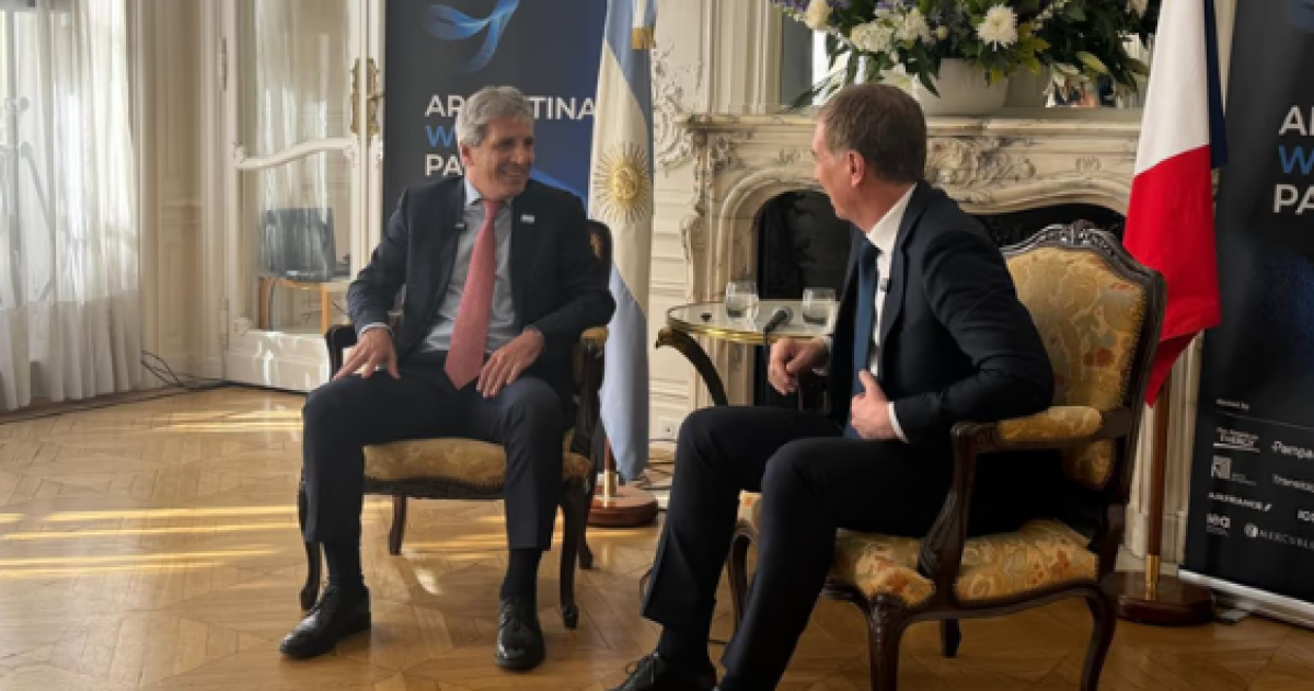 El ministro de Economía Luis Caputo y el jefe de Gabinete Diego Santilli se rien en Paris
