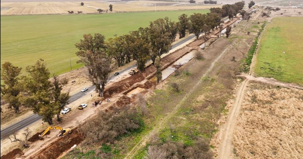 La primera etapa contempla el ensanchamiento de aproximadamente ocho kilómetros del canal que corre paralelo a la Ruta 102