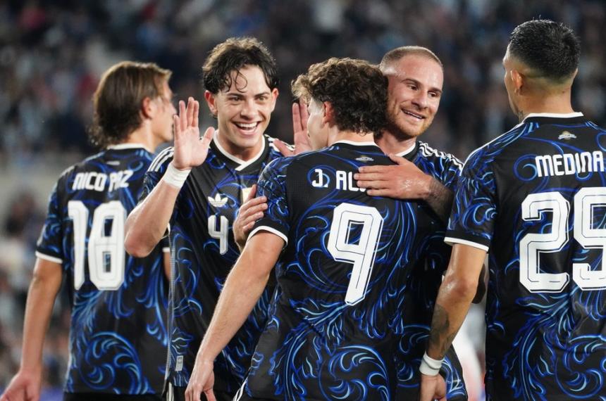 Argentina golea y juega con muchos espacios