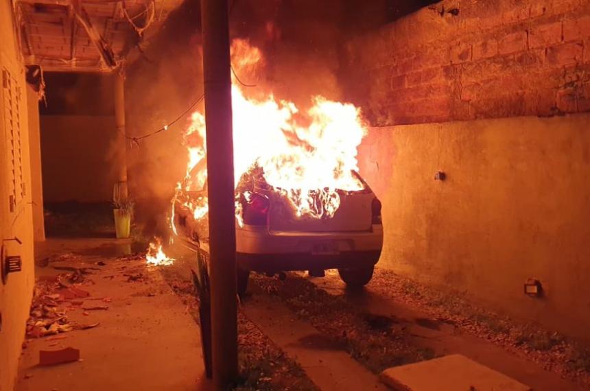 Un Volkswagen Gol se prendió fuego por una falla eléctrica en el pasillo de acceso a un edificio en la calle 28