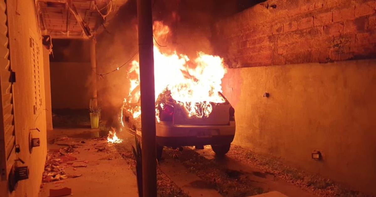 Un Volkswagen Gol se prendió fuego por una falla eléctrica en el pasillo de acceso a un edificio en la calle 28