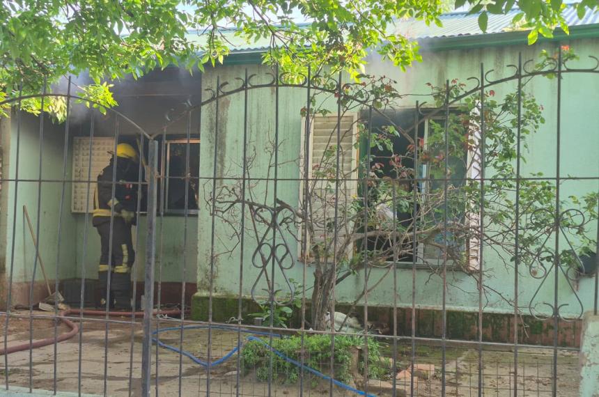 Un incendio intencional movilizó a los bomberos en la calle Aristóbulo del Valle casi Carman