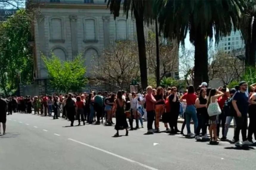 Tensión y un arresto frente a la embajada de Brasil en Retiro durante los comicios presidenciales