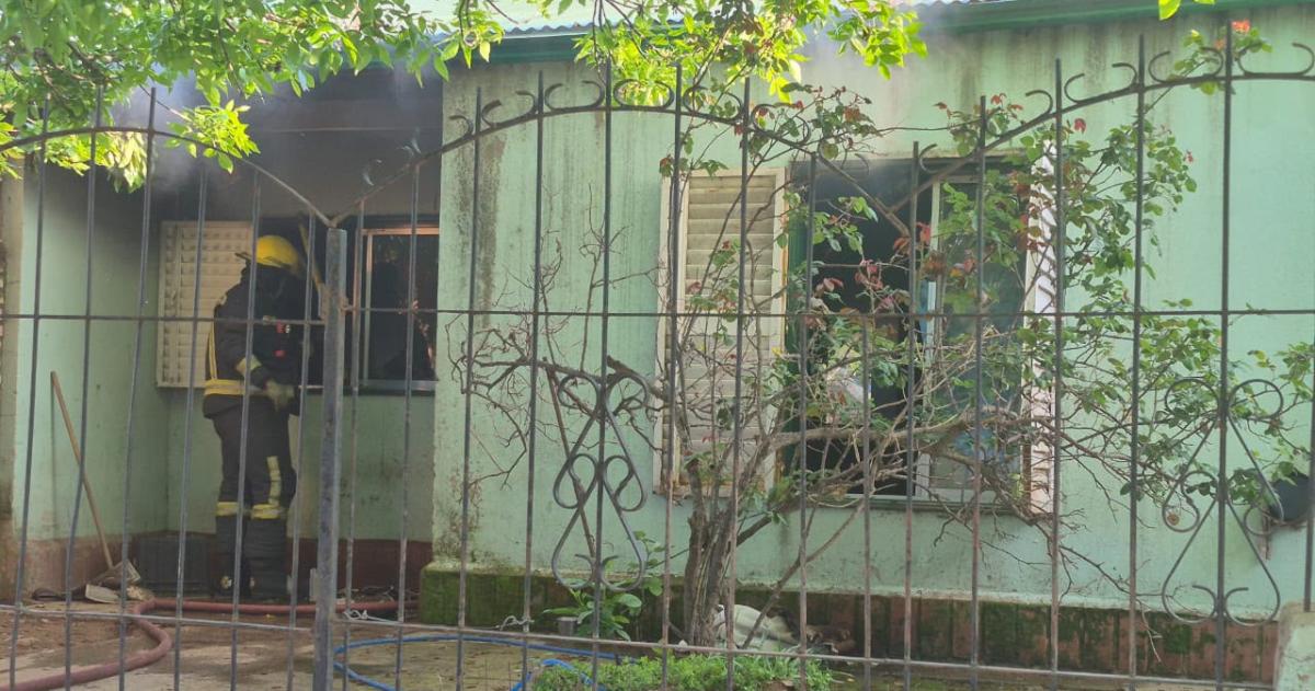 Un incendio intencional movilizó a los bomberos en la calle Aristóbulo del Valle casi Carman