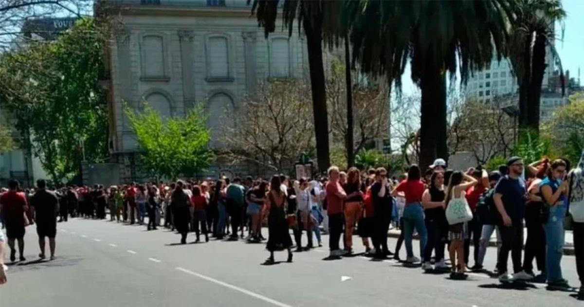 Tensión y un arresto frente a la embajada de Brasil en Retiro durante los comicios presidenciales
