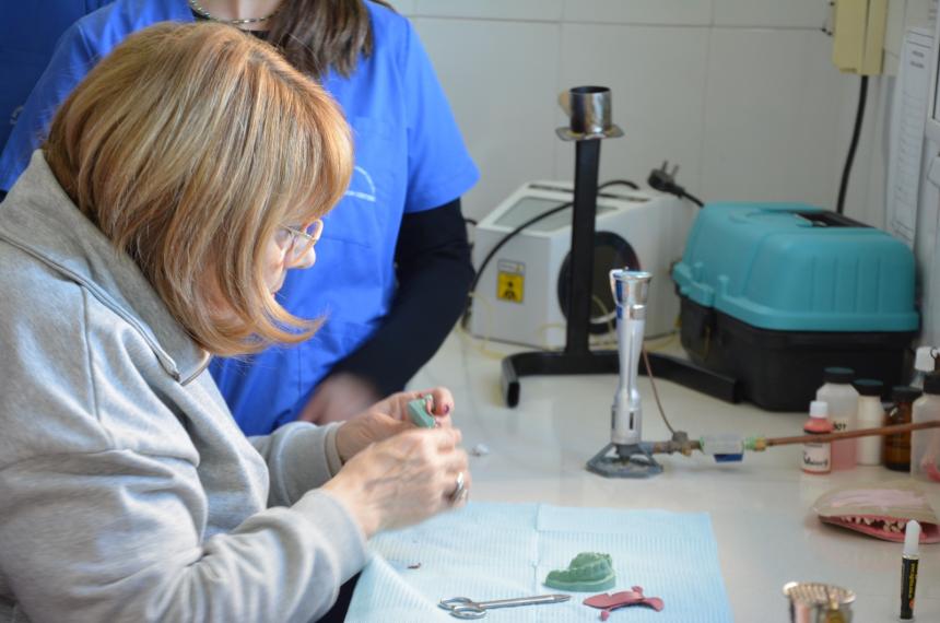 Se realizan prótesis nuevas y composturas agregados de dientes y retenedores