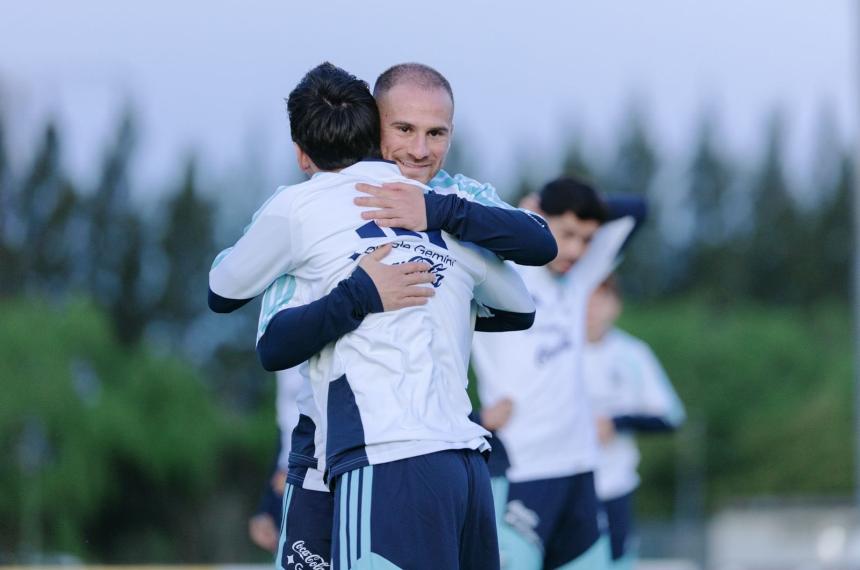 Leo Messi se abraza con el pampeano Alexis Mac Allister