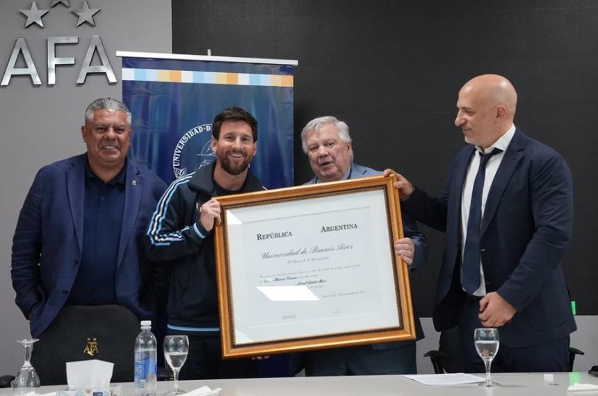 Lionel Mesis recibió con orgullo y una sonrisa enorme el Honoris Causa de la UBAA