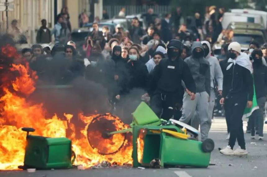 Violenta protesta de estudiantes en la parisina plaza de la Nation