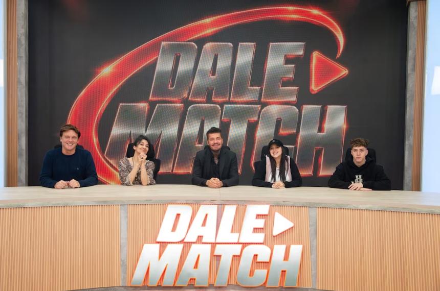 Marcelo Tinelli con parte del panel de Dale Match- Diego Castro Anita Martínez Carito Müller y Baulo
