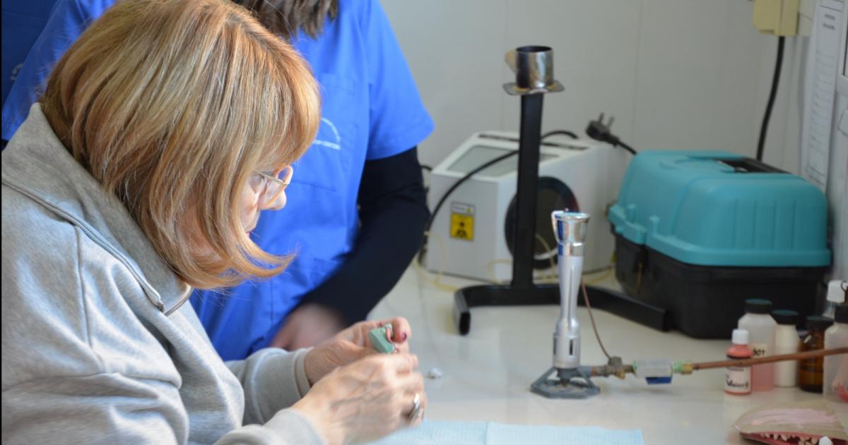 Se realizan prótesis nuevas y composturas agregados de dientes y retenedores
