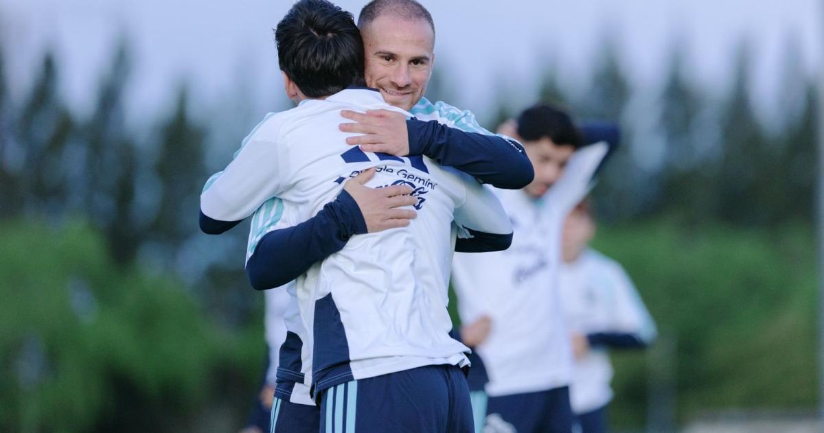 Leo Messi se abraza con el pampeano Alexis Mac Allister