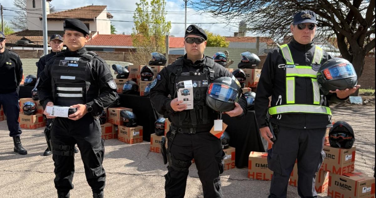 En el acto de entrega estuvieron el ministro y el jefe policial