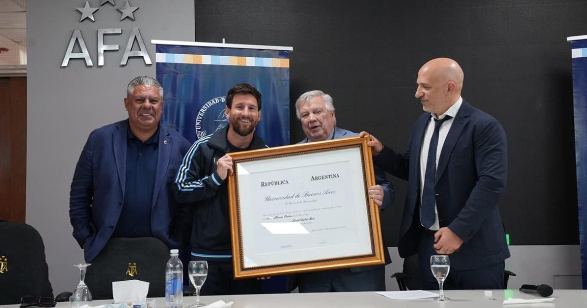 Lionel Mesis recibió con orgullo y una sonrisa enorme el Honoris Causa de la UBAA