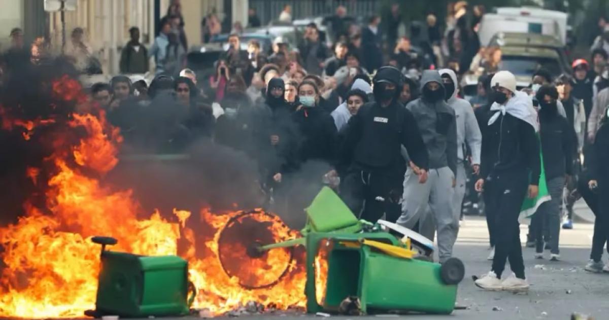 Violenta protesta de estudiantes en la parisina plaza de la Nation