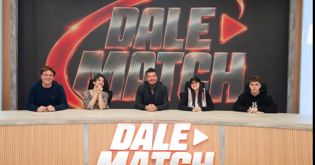 Marcelo Tinelli con parte del panel de Dale Match- Diego Castro Anita Martínez Carito Müller y Baulo