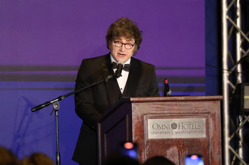 El presidente de Argentina Javier Milei habla durante una gala hispana en Washington