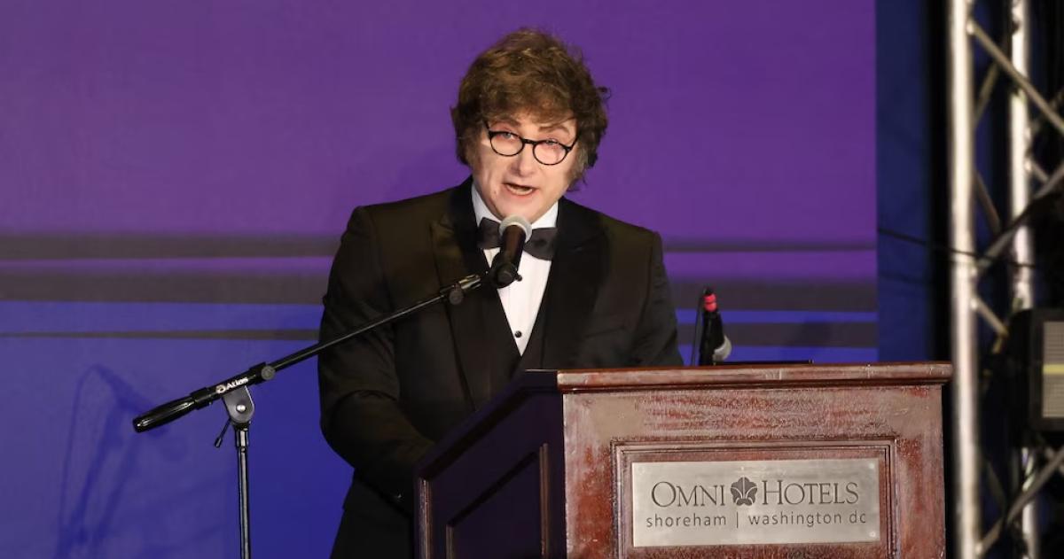 El presidente de Argentina Javier Milei habla durante una gala hispana en Washington