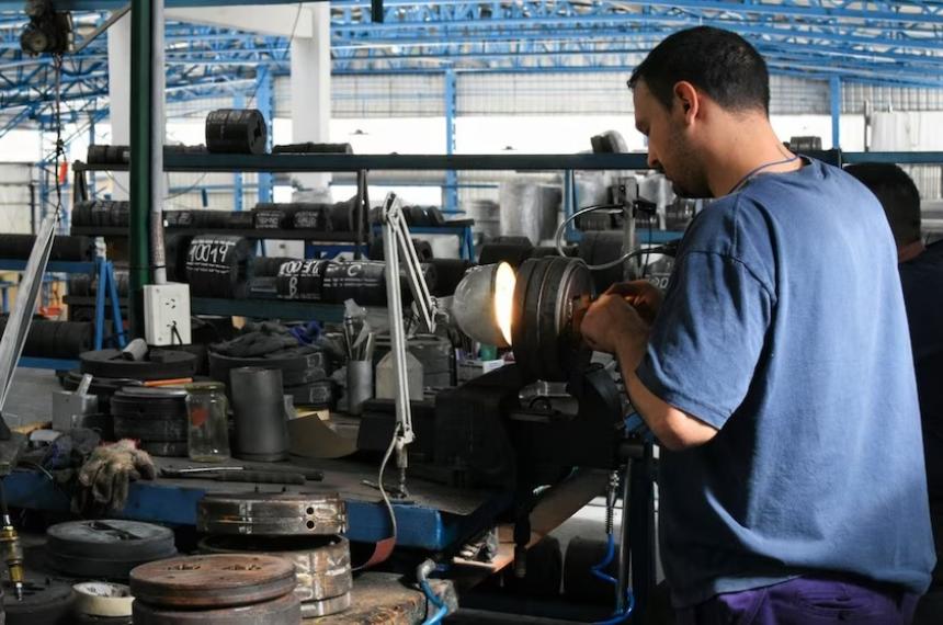 El universo de trabajadores de las pymes pasó de 5074200 en noviembre de 2023 a 4892658 en junio de 2026