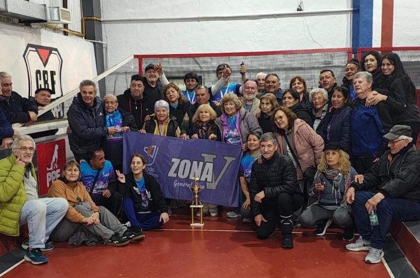 La premiación de las bochas en el club Barrio Fitte