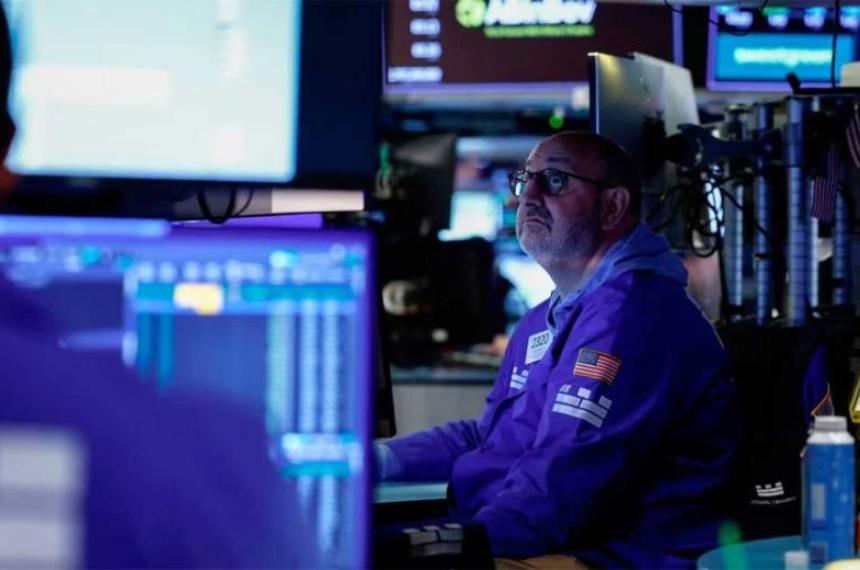 Los bonos y acciones locales rebotaron y el riesgo país cayó a 585 puntos