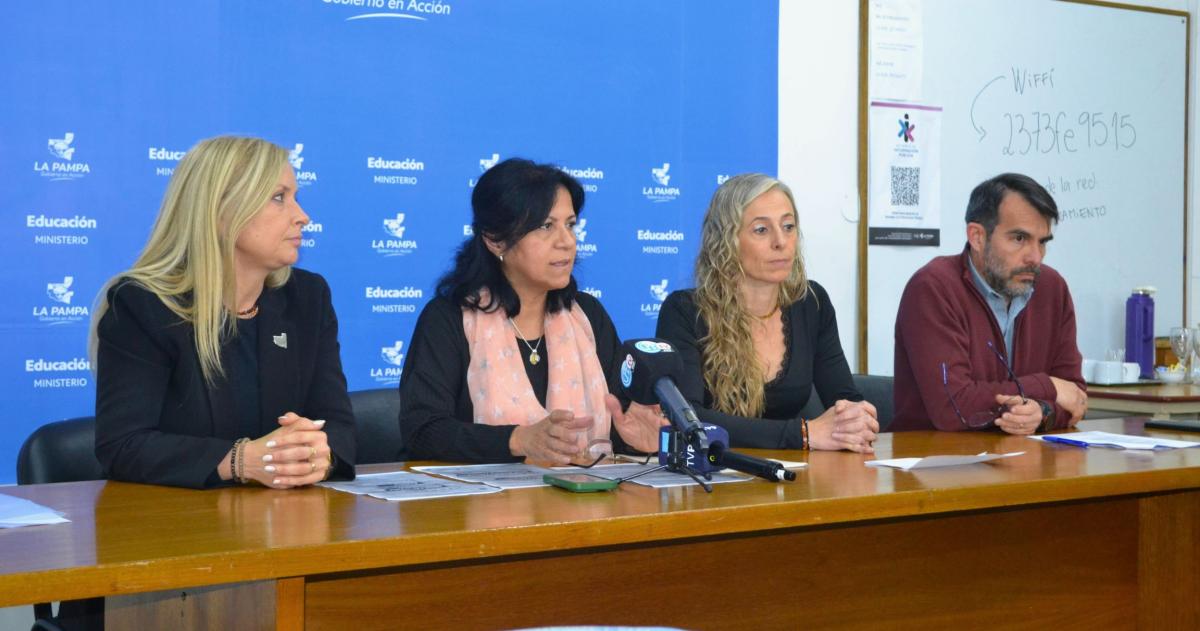 Las autoridades educativas de distintos niveles dieron explicaciones sobre el cronograma de ingreso
