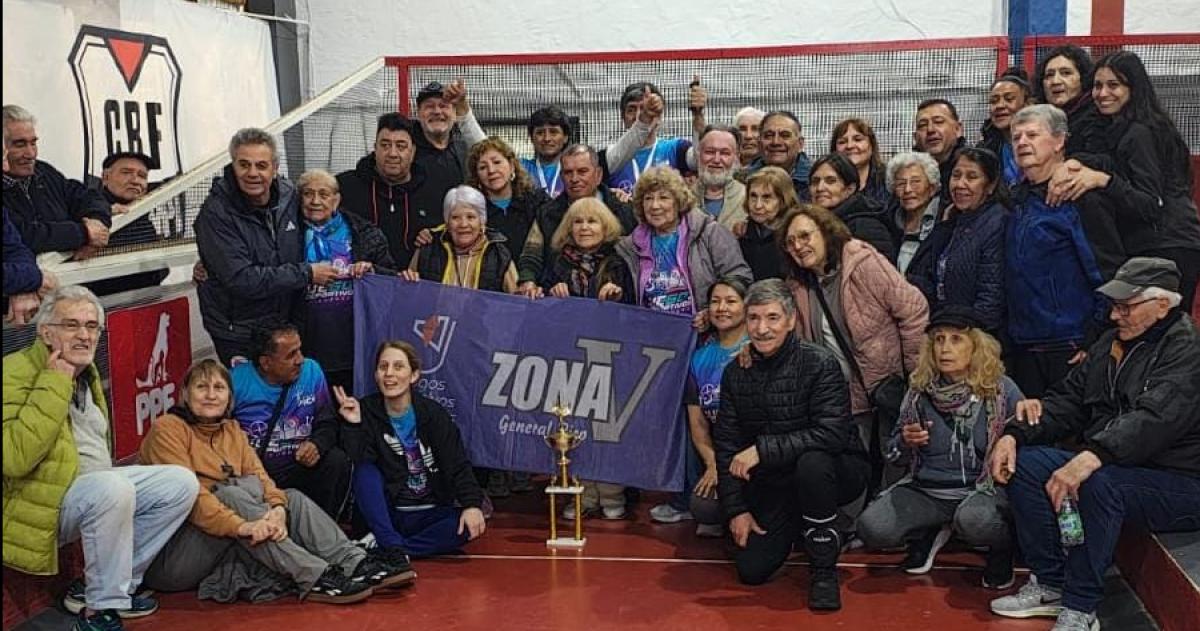 La premiación de las bochas en el club Barrio Fitte