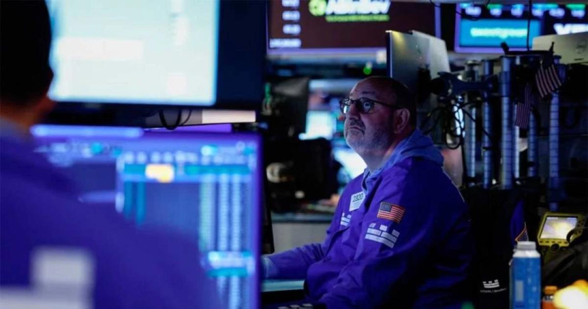 Los bonos y acciones locales rebotaron y el riesgo país cayó a 585 puntos
