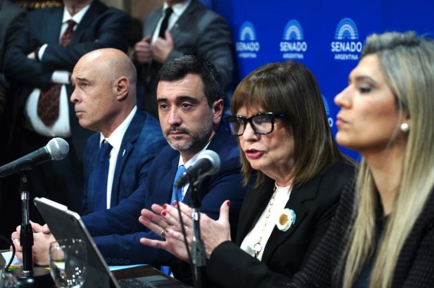 La Senadora Patricia Bullrich acompañada por Nadia M�rquez y Agustín Coto en conferencia de Prensa para explicar el proyecto de Ley de Tierras