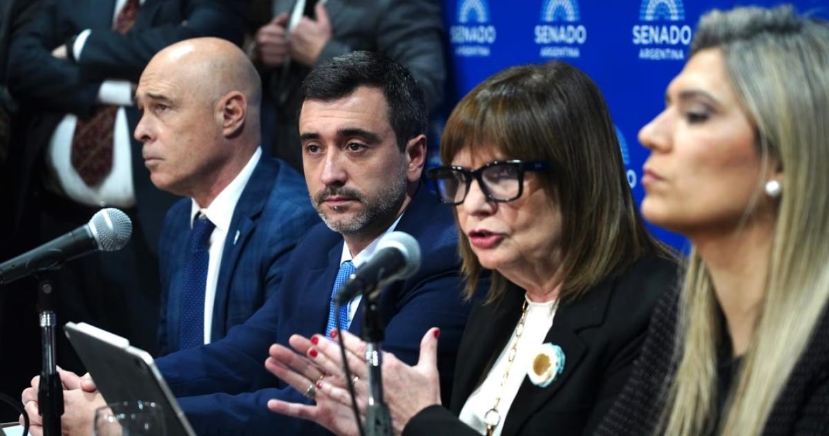 La Senadora Patricia Bullrich acompañada por Nadia M�rquez y Agustín Coto en conferencia de Prensa para explicar el proyecto de Ley de Tierras