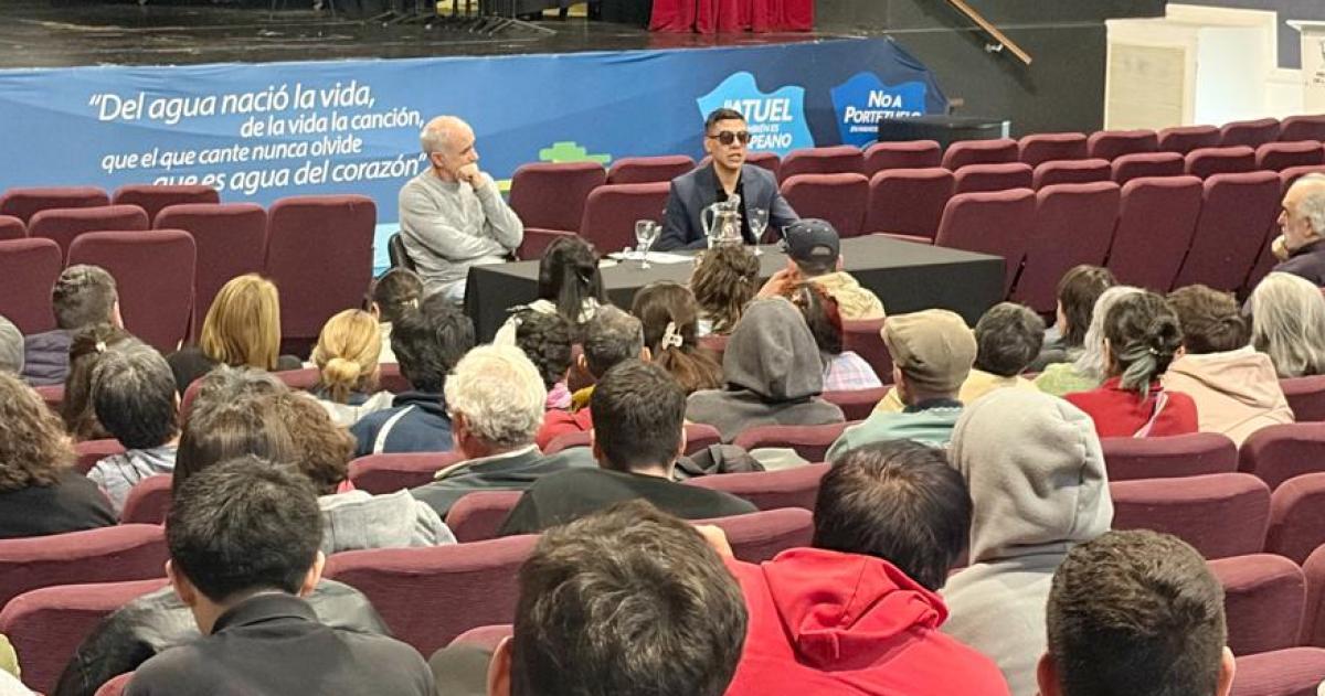 César Gonz�lez en la Feria Provincial del Libro