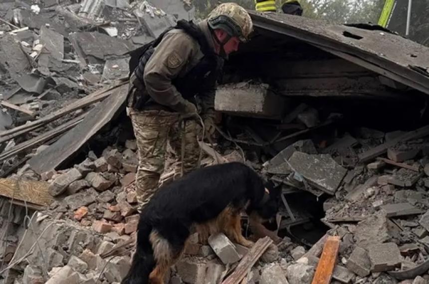 Equipos de rescate y servicios de socorro ucranianos desplegaron un operativo de emergencia