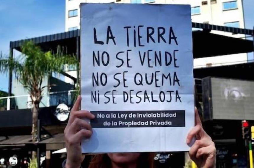  Atreucó presenta la mayor proporción de superficie rural en manos extranjeras con el 744-en-porciento- seguido por Loventué con el 577-en-porciento- En tercer lugar se encuentra Quem� Quem� con el 359-en-porciento-