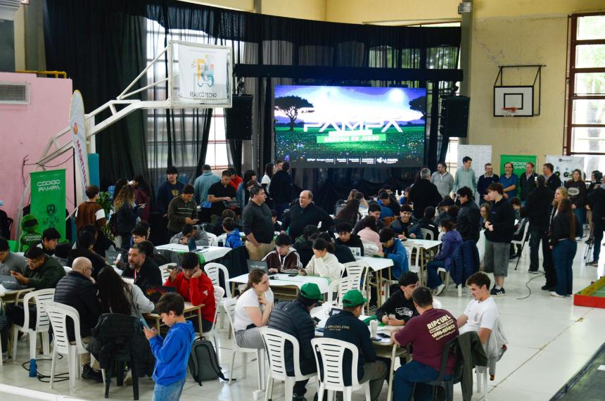 M�s de un centenar de jóvenes participaron de la actividad de Código Pampa en el marco de ROBOMATRIX
