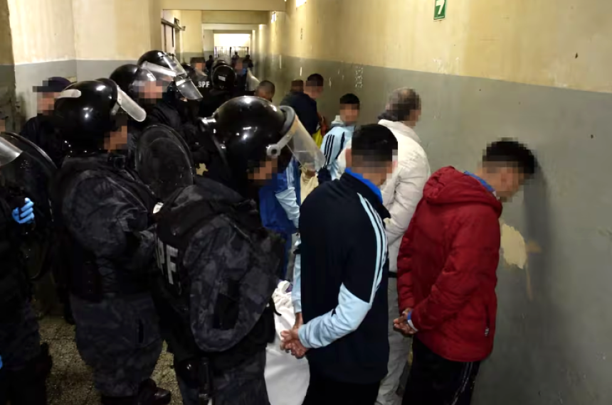 Los presos son trasladados bajo una estricta custodia