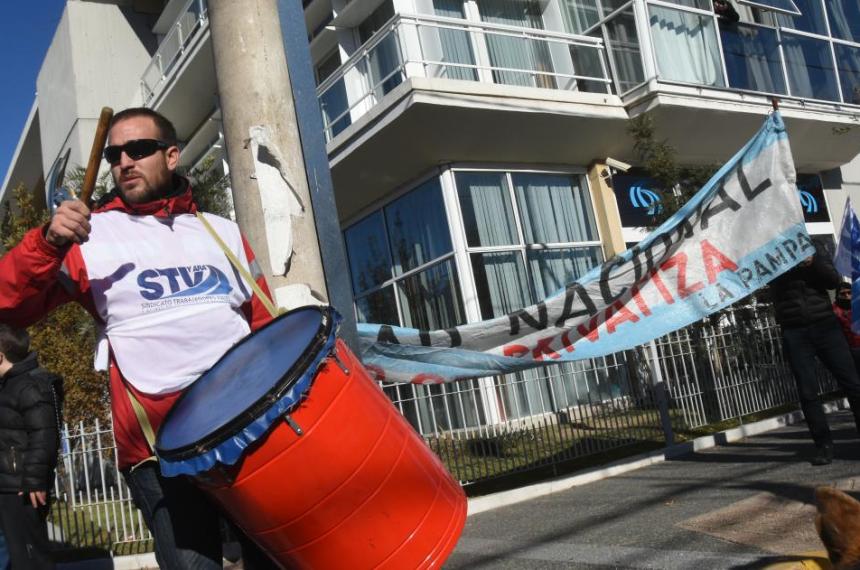 La red sigue siendo la misma cada vez hay menos personas para atenderla afirmó el dirigente sindical