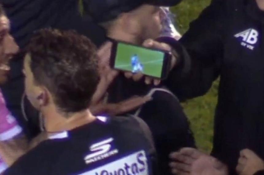 El �rbitro Nicol�s Lamolina anuló un penal porque los jugadores le mostraron un video de un celular
